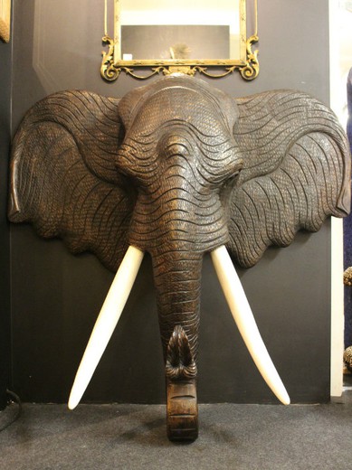 антикварная голова слона из дерева и слоновой кости