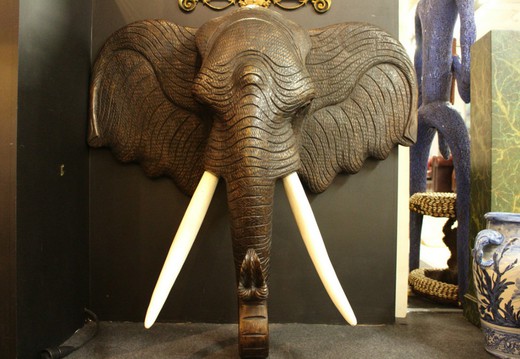 старинная голова слона из дерева и слоновой кости