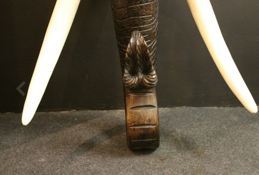 винтажная голова слона из дерева и слоновой кости