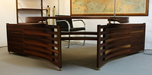 старинная мебель - угловой стол из дерева