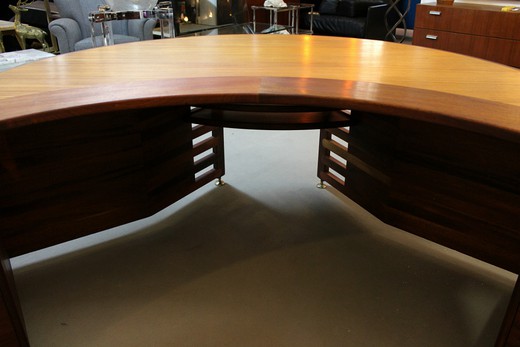 антикварный деревянный стол углом