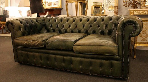 старинный кожаный диван в стиле честерфилд