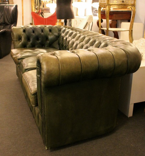 винтажный кожаный диван в стиле честерфилд