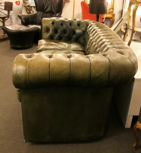 антикварный диван из кожи, стиль честерфилд