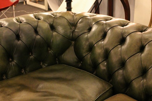 старинный диван из кожи, стиль честерфилд