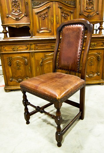 старинная мебель - стулья из ореха