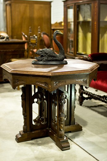 антикварный стол из дуба