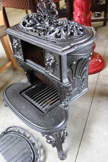 мебель антик - чугунная печка