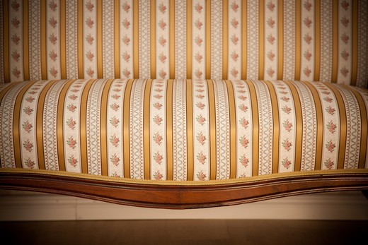 старинная мебель - большой диван