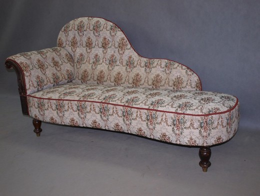 антикварный диван из ореха