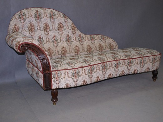 старинный диван в эклектичном стиле