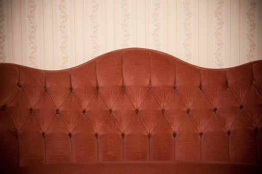 старинная мебель - элегантный диван