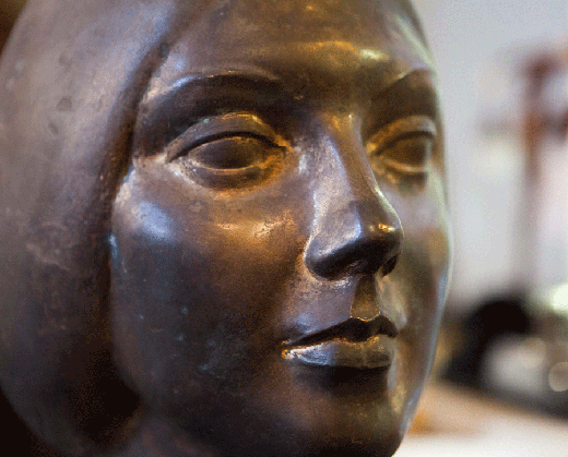 бронзовая скульптура девушки 1970 год