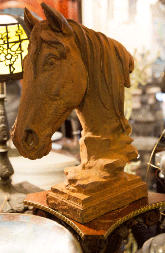 старинная скульптура голова лошади