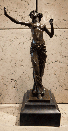 старинная скульптура девушки из бронзы