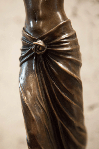 бронзовая скульптура обнаженной девушки