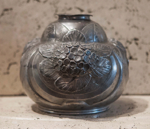 антикварная вазочка из бронзы