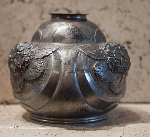 старинная вазочка из бронзы