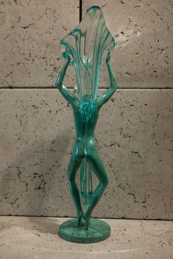 стеклянная ваза со скульптурой из бронзы