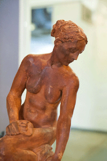 скульптура обнаженной девушки