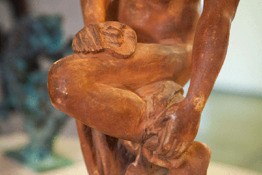 старинная скульптура в виде девушки