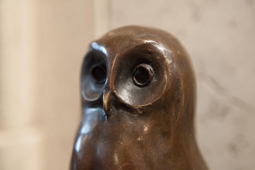 старинная скульптура в виде совы