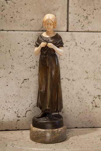 скульптура девушки антик из бронзы и патины