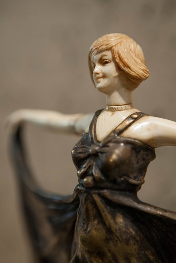 старинная статуэтка девушки из бронзы и мрамора
