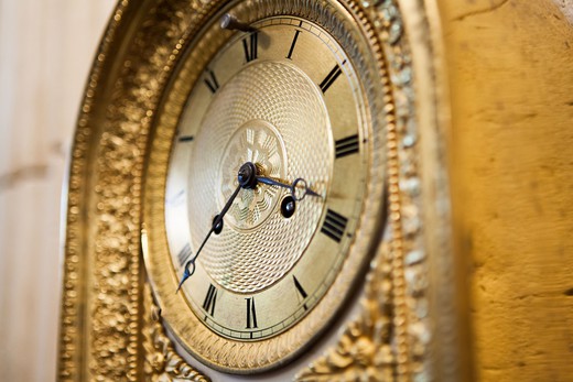 старинные часы из бронзы и фарфора
