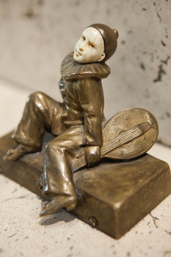 старинная статуэтка пьеро из бронзы и патины