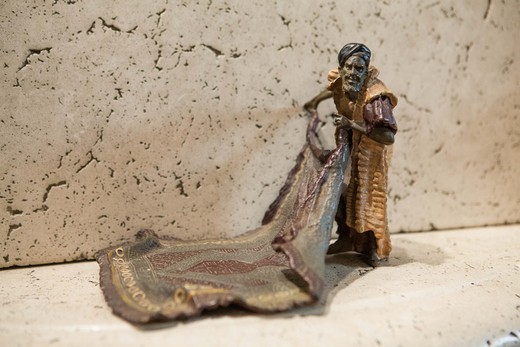 статуэтка торговец коврами из бронзы