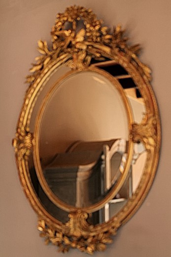 круглое старинное зеркало