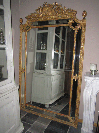 большое старинное зеркало с золочением