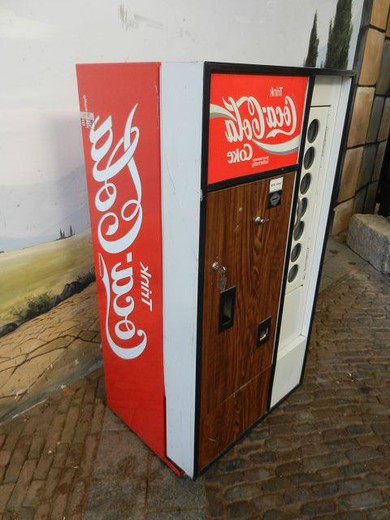 старинный автомат с водой кока-кола
