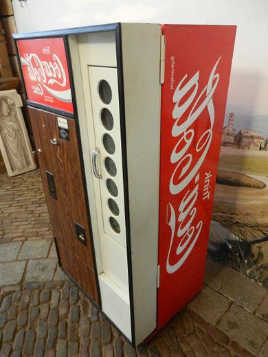 винтажный автомат с водой кока-кола