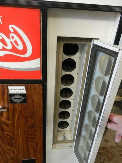 старинный автомат coca-cola