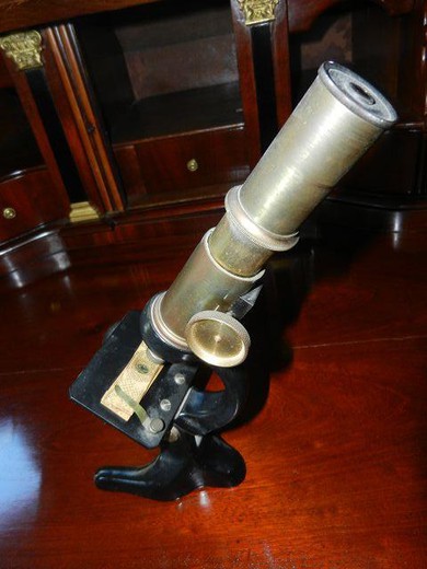 винтажный лабораторный микроскоп