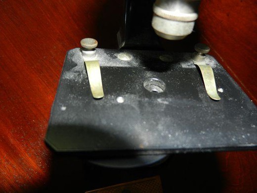винтажный микроскоп из латуни и железа
