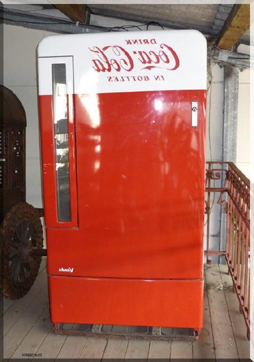 антикварный автомат с газировкой кока-кола