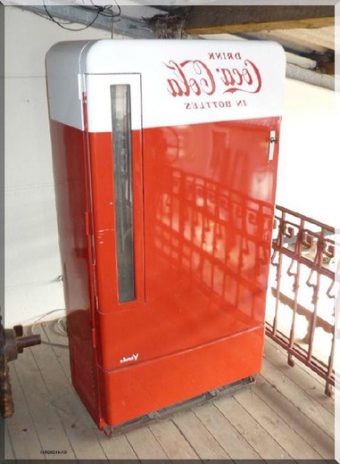 старинный автомат с газировкой кока-кола