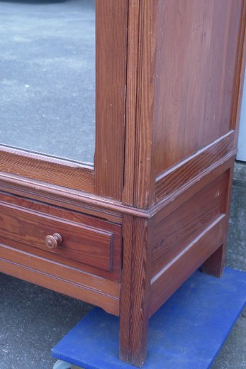 антикварный шкаф с зеркалом