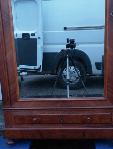 антикварный шкаф с зеркалом из ореха