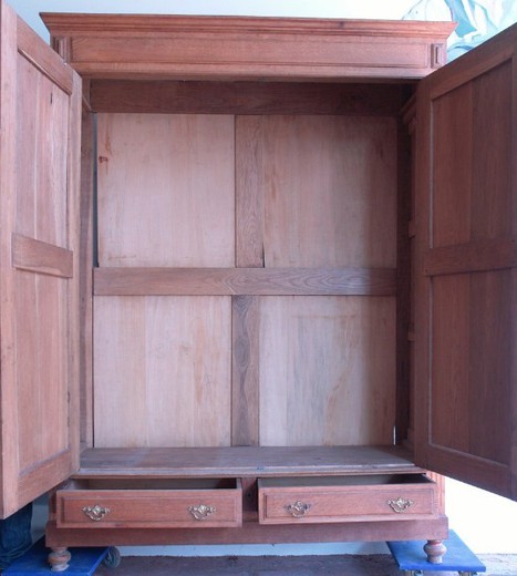 старинная мебель - шкаф из дуба