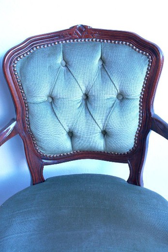 старинное кресло в стиле рококо