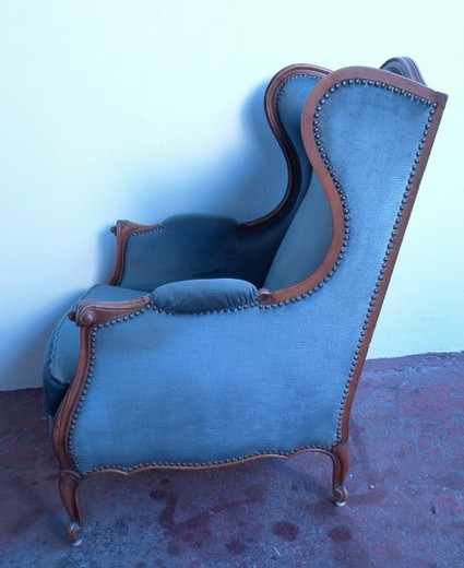 старинное кресло в стиле рококо