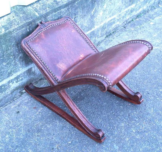 антикварный стул из кожи
