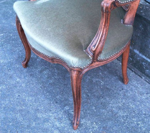 антикварное кресло в стиле рококо