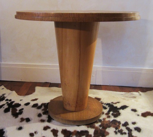 старинная мебель - круглый стол из дерева