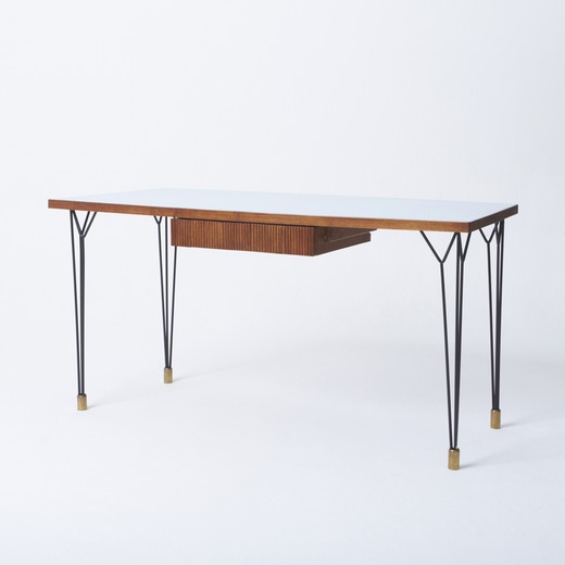 старинная мебель - стол из дерева и металла