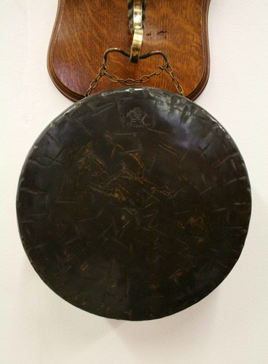 антикварный гонг из бронзы и дуба, 1890 год